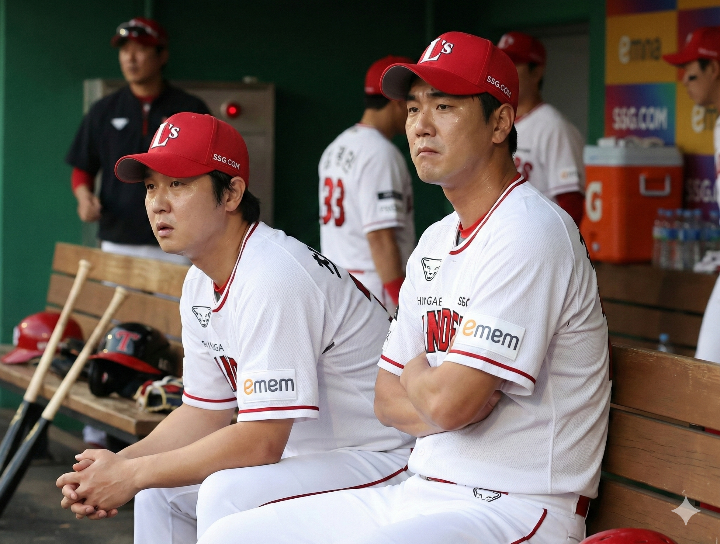 최정과 김광현이 더그아웃에서 심각한 표정으로 경기장을 응시하는 사진이며 팀의 위기감을 표현 함.