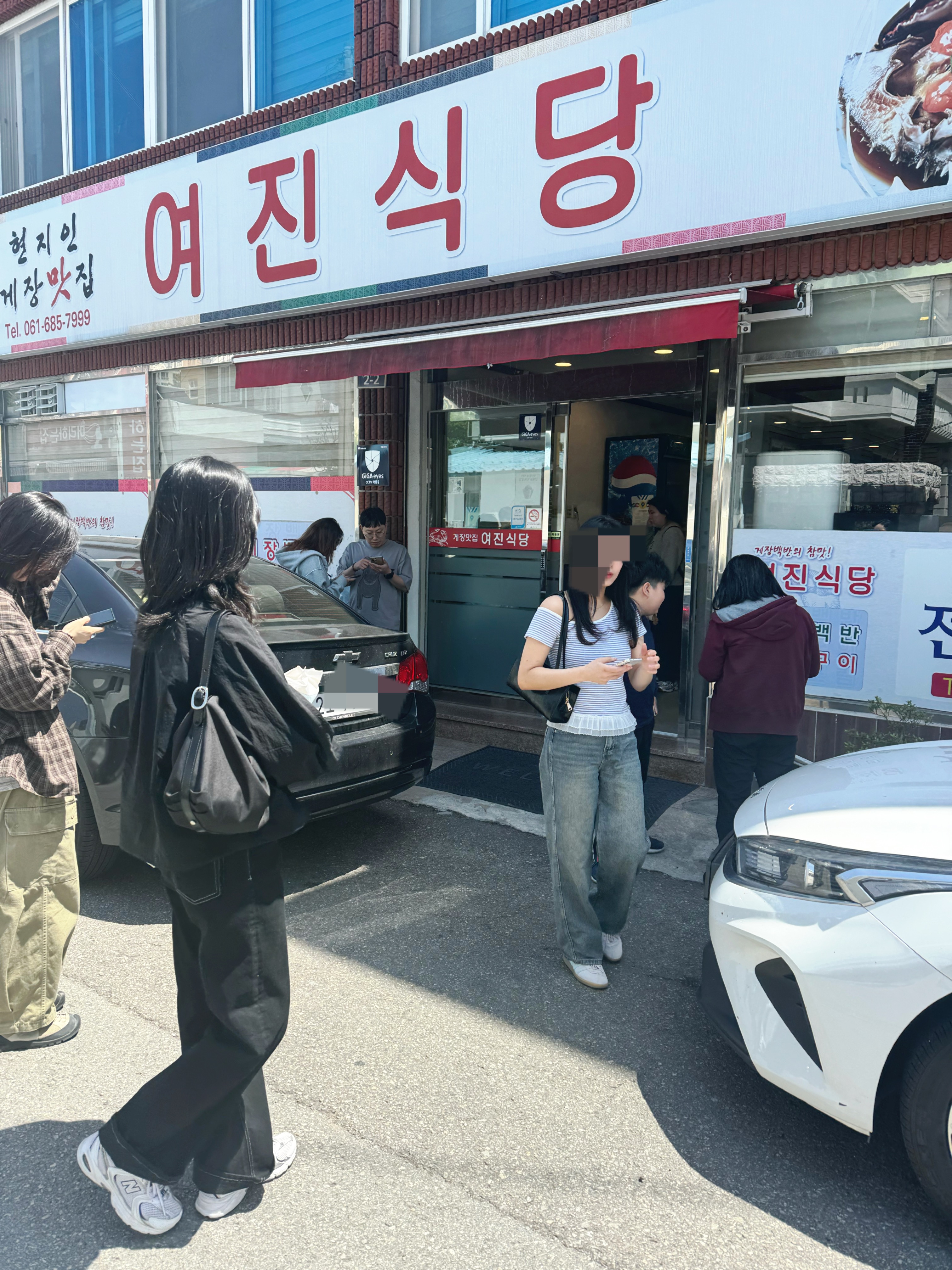 여진식당 외관 모습. 어느새 사람들이 줄서서 기다리고 있다.