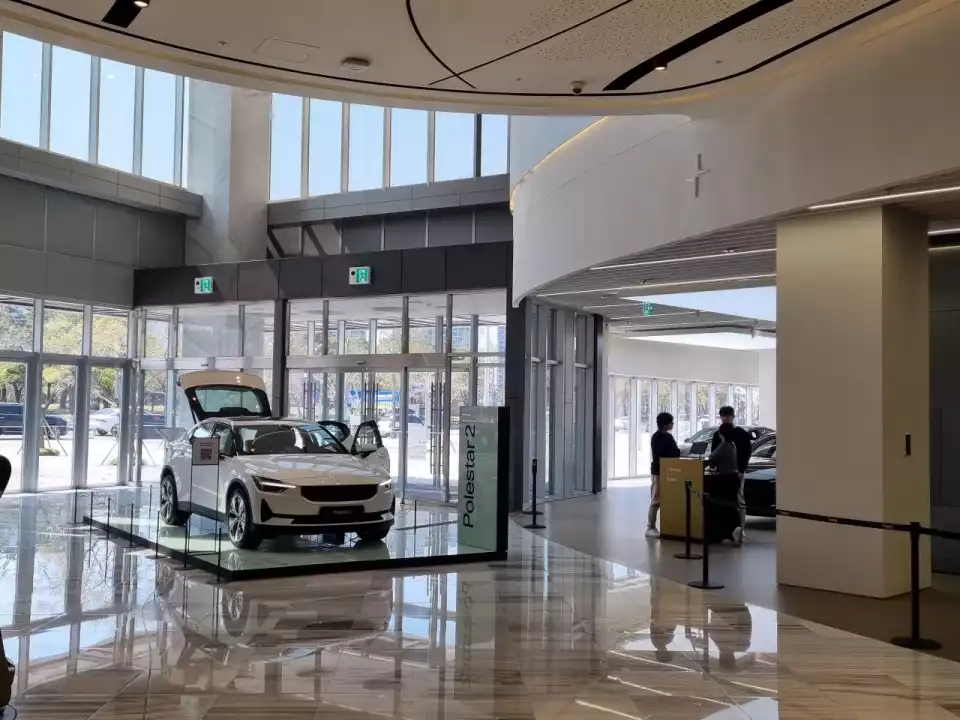 시승차 픽업하러 폴스타 부산에 찾아갔습니다.