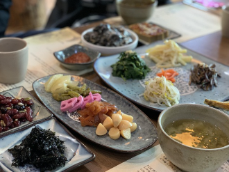 반찬은 왜 많아야 &lsquo;대접받는 느낌&rsquo;이 들까?