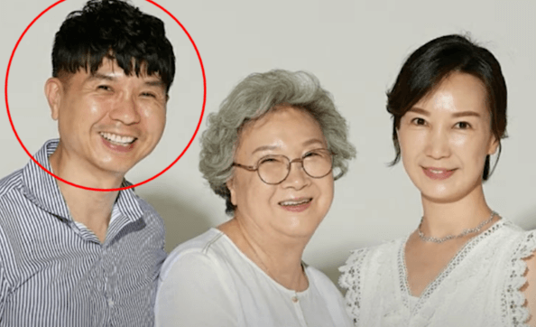 방송인 박수홍의 친형(붉은색 원 표시)과 어머니, 친형의 부인 이모씨