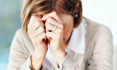 양손을-얼굴에대고-고개를-숙이고-있는-여자