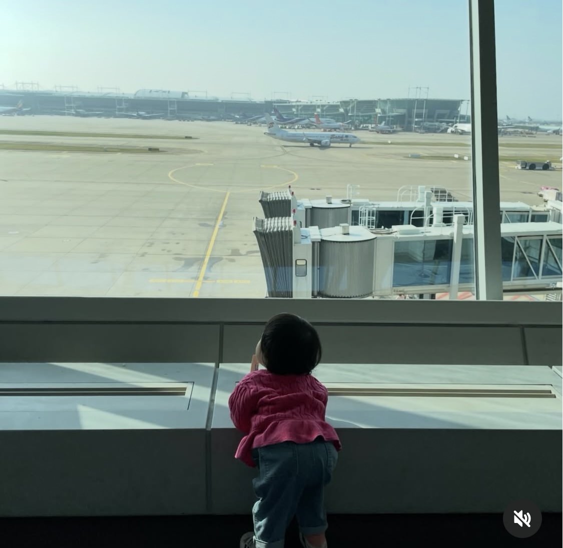 비행기를 바라보는 아기 모습사진(출처: 본인)