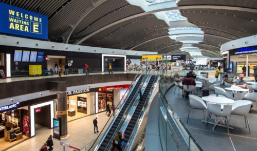 로마 피우미치노공항 내부 에스컬레이터 모습
