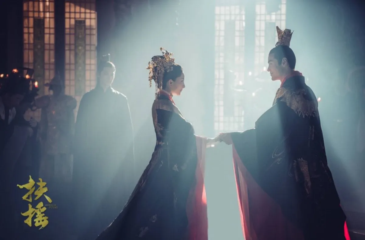 혼례복을-입고-손잡고-마주보고있는-양미-원경천