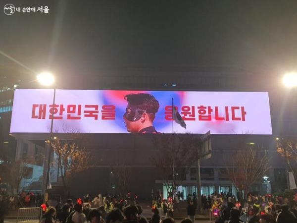 광화문광장 주변 미디어파사드에 월드컵 대표팀을 응원하는 이미지가 나오고 있다. ⓒ김진흥