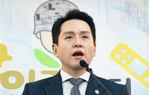 군인권센터는 2025년 7월 29일 기자회견에서 육군 포병부대 소속 A 일병이 동료 병사들로부터 “짱깨”, “짭코리아” 등의 인종차별적 모욕을 포함한 지속적인 따돌림을 당했고, 수차례 상담과 보호를 요청했으나 부대 간부들이 이를 묵살하거나 “가해자가 더 힘들다”며 회유했다고 밝혔습니다. 센터는 피해자가 남긴 일기와 증언을 바탕으로 군이 사건 직후 작성한 발병경위서에 괴롭힘 정황을 의도적으로 누락해 ‘단순 낙상 사고’로 정리하려 했다고 주장했으며, 해당 부대의 무관심과 책임 회피가 피해자의 극단적 선택으로 이어졌다고 지적했습니다.