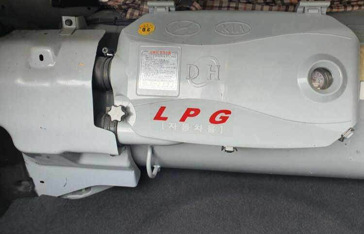 트렁크에-설치되어이는-LPG연로-가스통