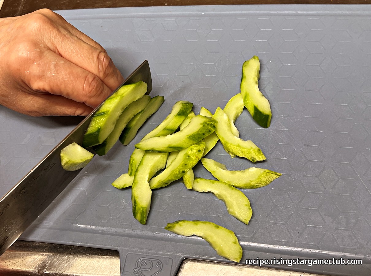 도라지 무침에 들어갈 오이를 써는 사진