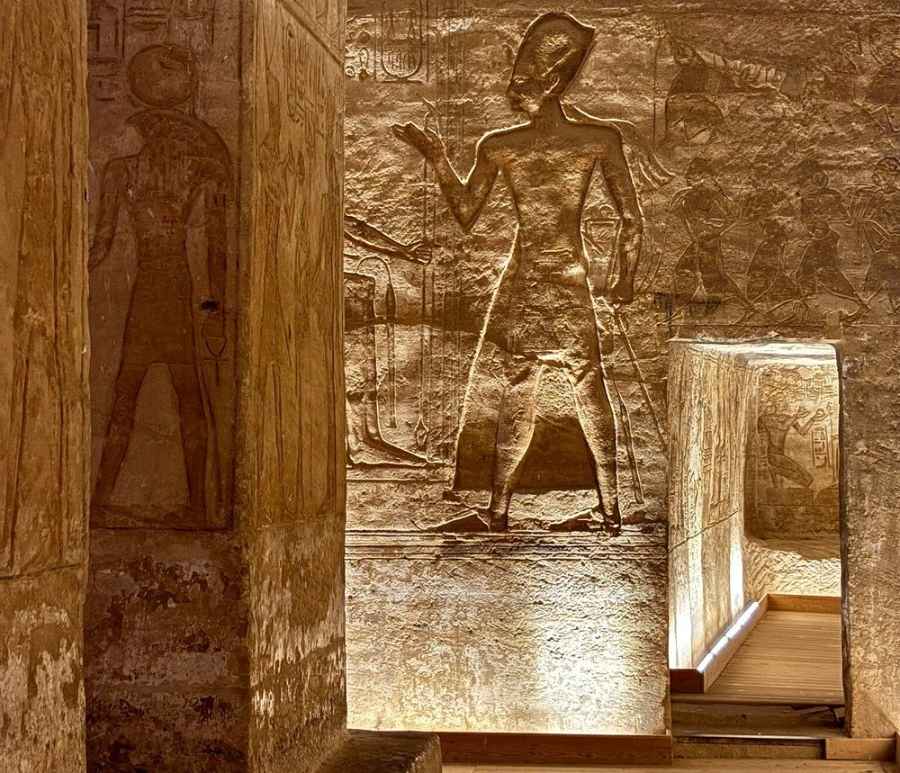 아부심벨 신전 내부 벽면에 새겨진 고대 이집트 파라오의 부조 조각, 신과의 의식 장면을 표현