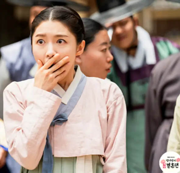 조선시대 낡은 한복을 입고 깜짝놀라 입을 막는 사월