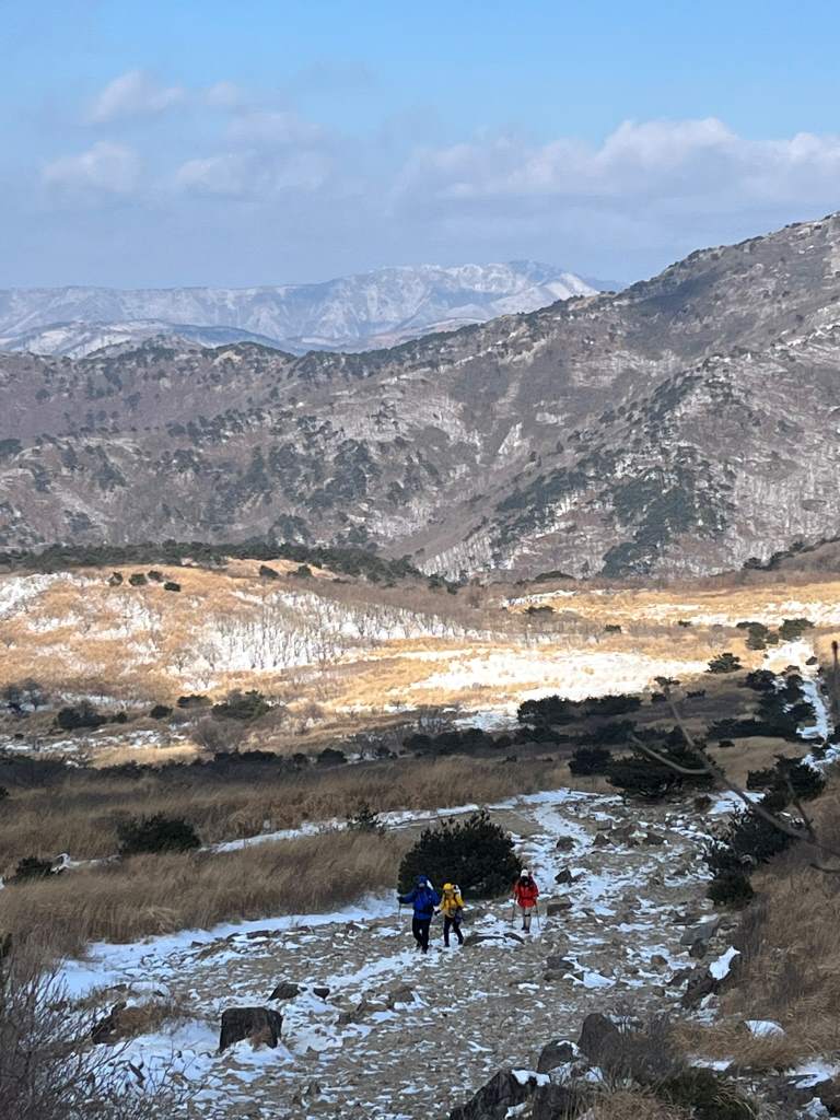 영축산 봉우리 올라가는 길
