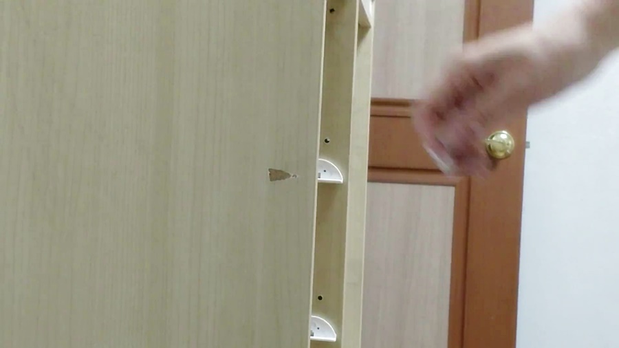 마감재가 뜯어져 있는부분