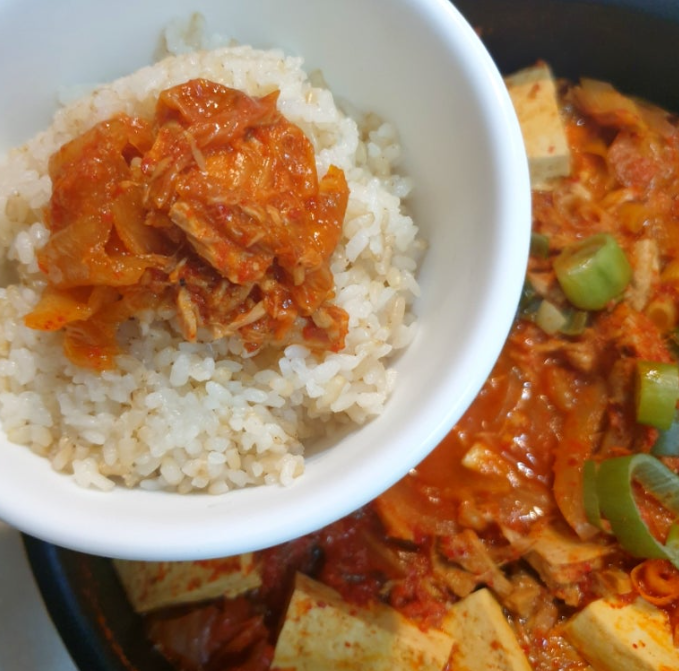 참치김치찌개를 얹은 밥 한 공기