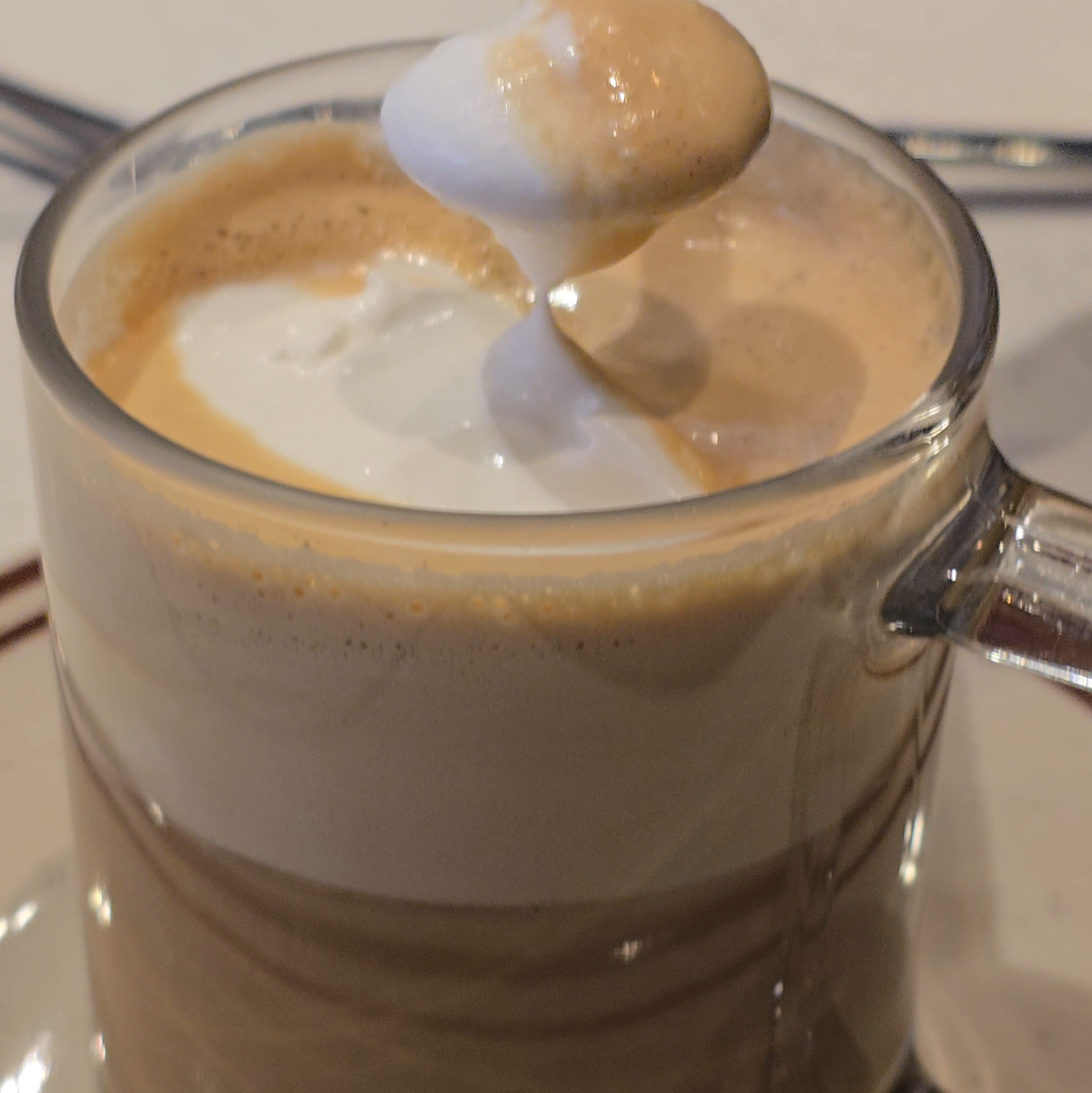 솔티카라멜 크림이 느끼하지 않고 산뜻한 것이 라이트한 라떼와 잘 어울렸다.