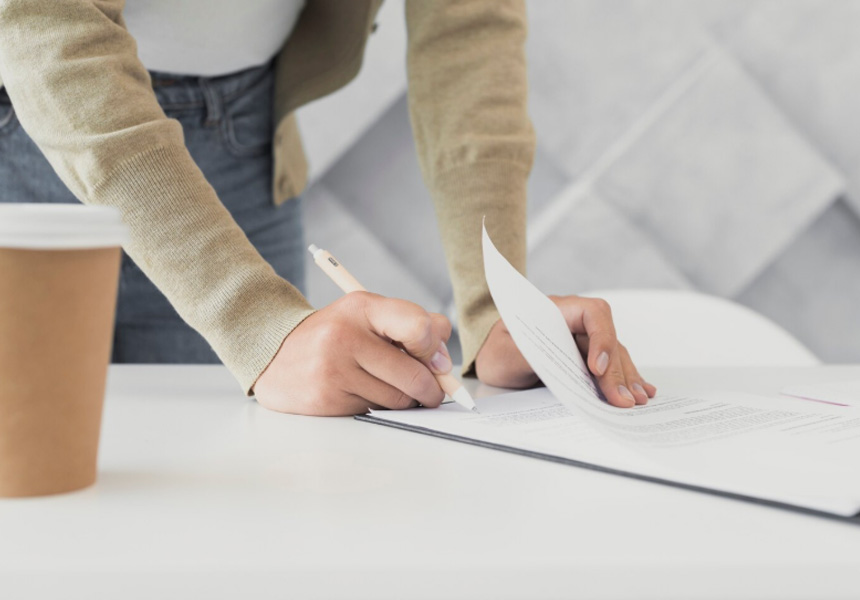 대출 서류를 확인하며 조건을 비교하는 모습