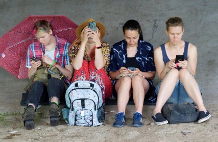 눈 건강 문제&rsquo;? 나이 탓 아닌 스마트폰 시대의 눈 피로병&hellip; 만성침침증후군