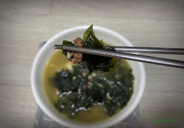 오뚜기 쇠고기 미역국 라면 2022년 6~8월 조리 후 미역 건더기