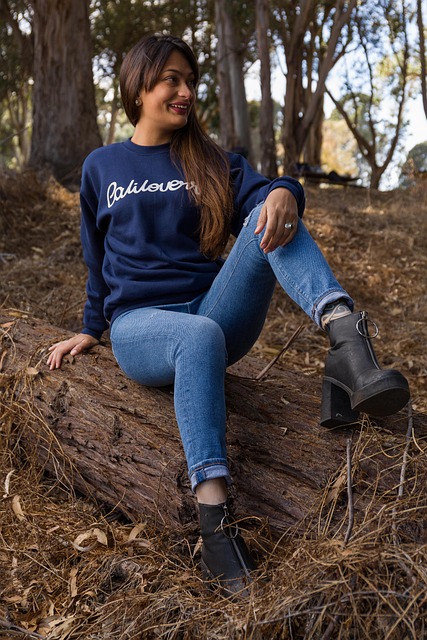 네이비 맨투맨을 입은 여성