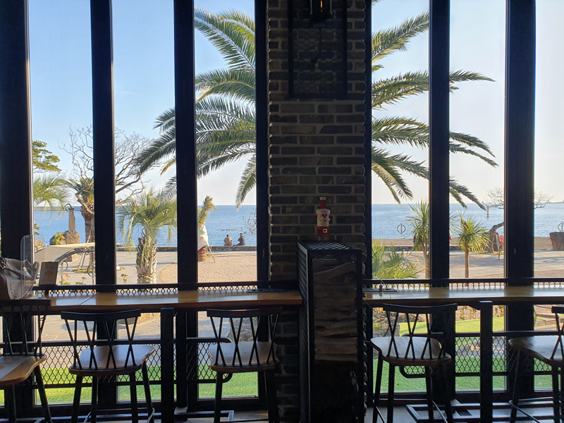 실내에서-본-황우치-해변