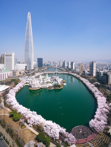 석촌호수 – 호수와 벚꽃의 환상적인 조화