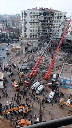 무너진-공사현장에-중장비가-투입되어-구조작업을-하고있는-모습