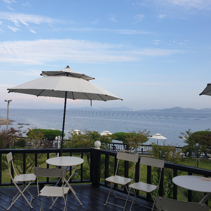 토크라피 : 강화도 동막해변 오션뷰 카페_바다가 보이는 야외 정원