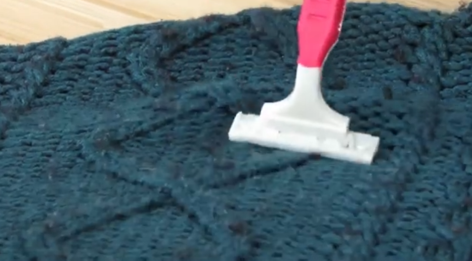 옷 보풀을 제거하기 위한 일회용 면도기 이미지