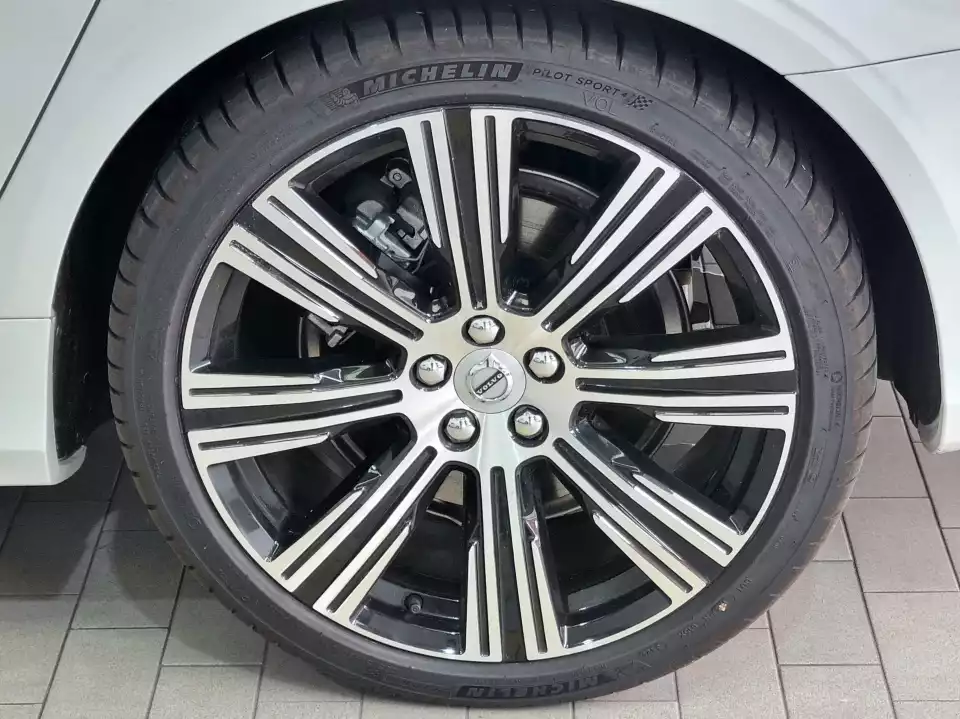 볼보 S90 B6에 꽂힌 20인치 타이어입니다.