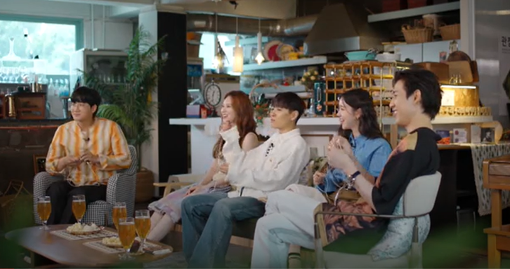 의자에-앉아있는-여자2-남자3