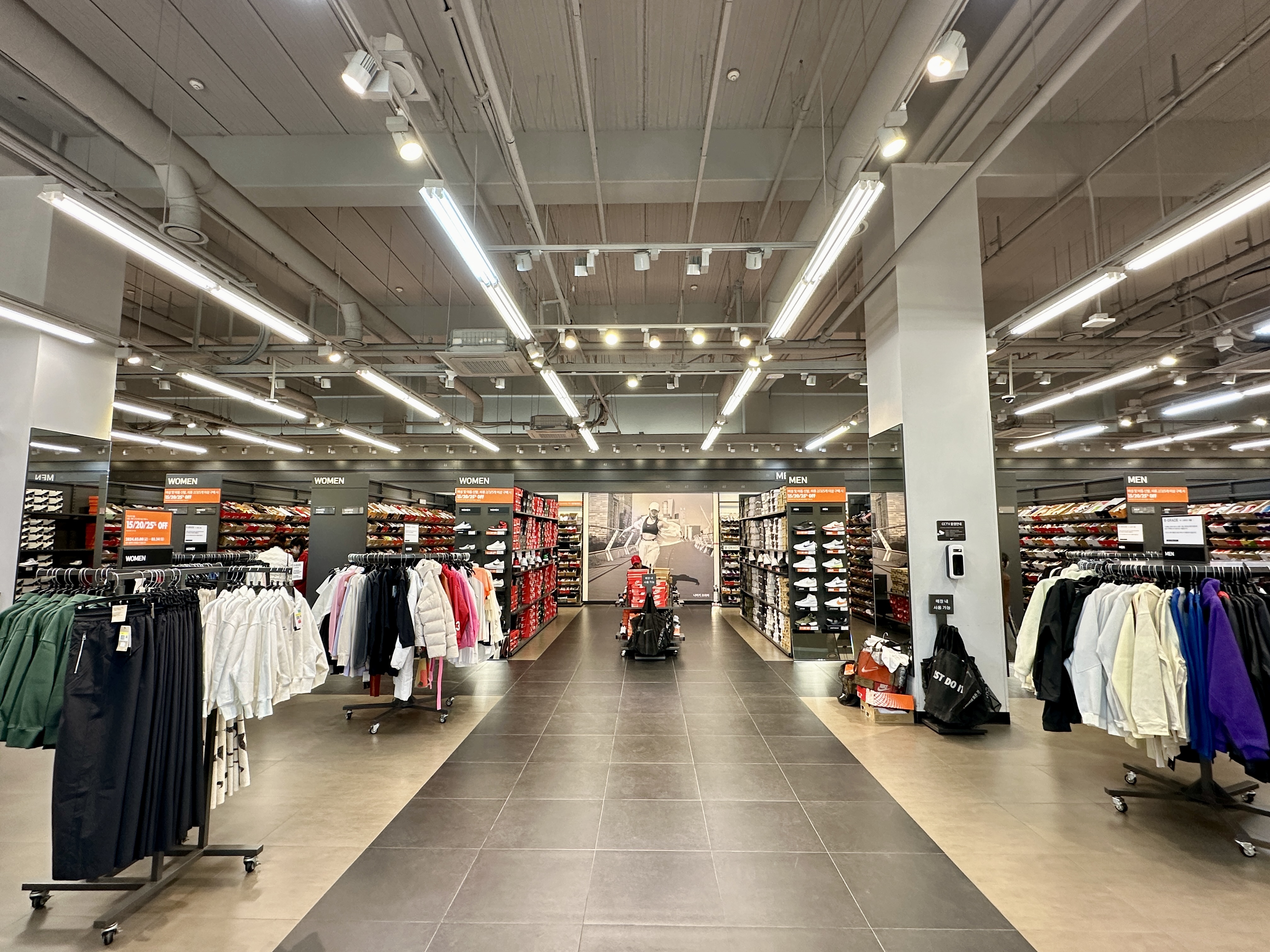 이천프리미엄 아울렛 나이키 클리어런스 매장 내부