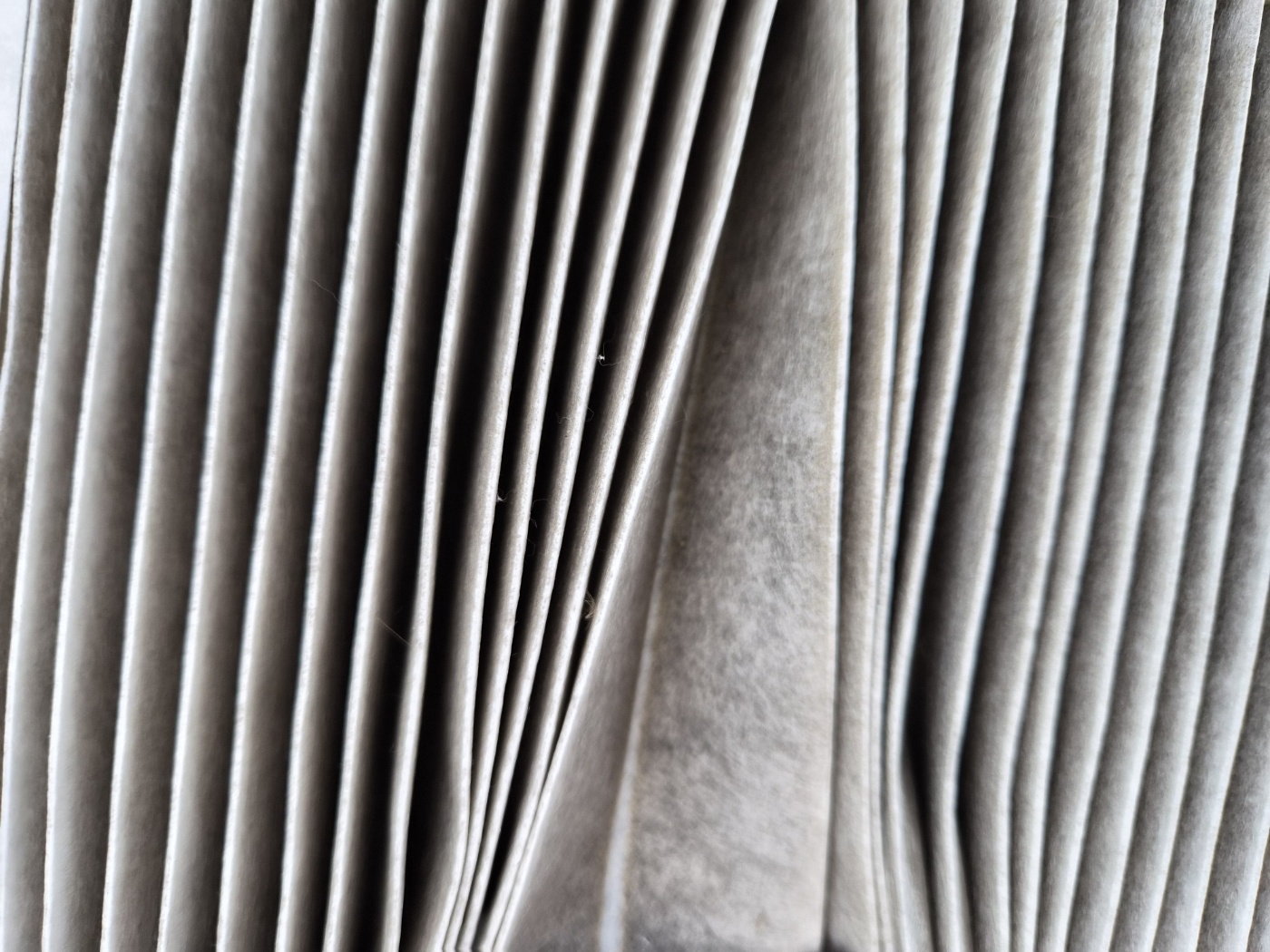 에어컨 필터 틈새에서 오염여부 확인하기