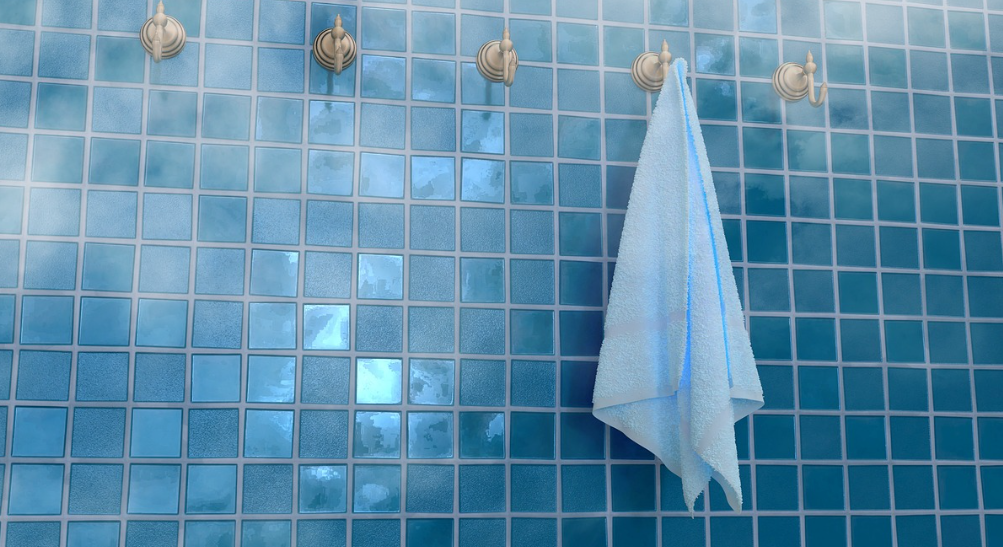 뜨거운 샤워 후 욕실에 수증기가 발생한 장면