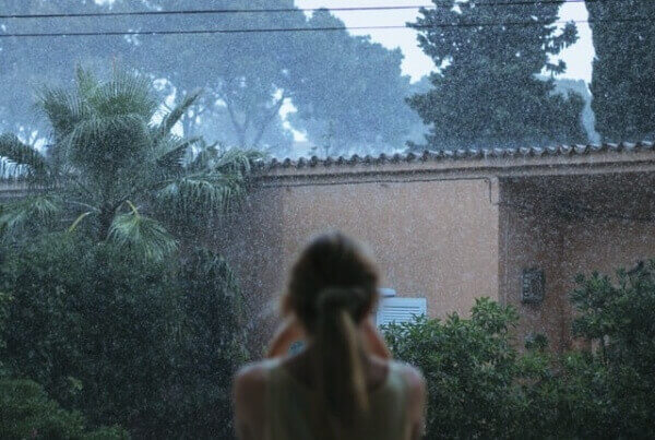 비오는 모습을 바라보고 있는 여인