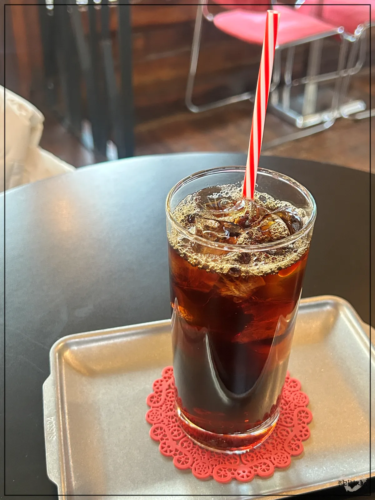 혜화-근처-한옥카페-삼원샏-메뉴-핸드드립-커피가-테이블-위에-놓여져-있는-모습