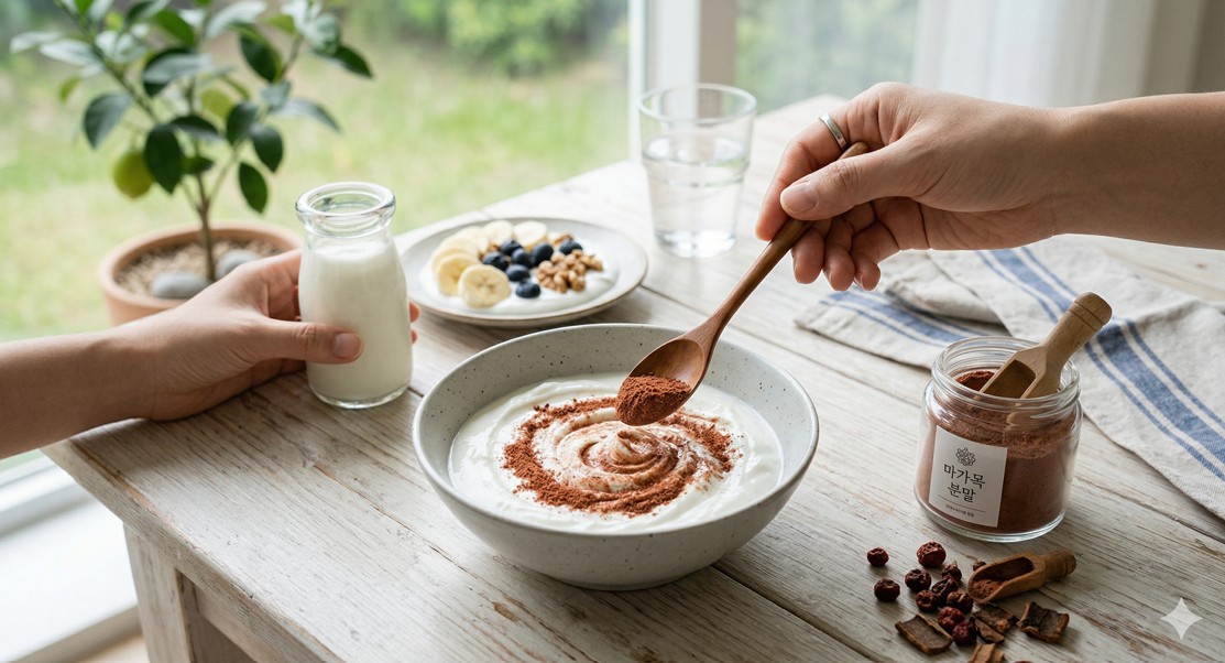 마가목 분말을 요거트에 섞고 있는 건강한 식단 이미지