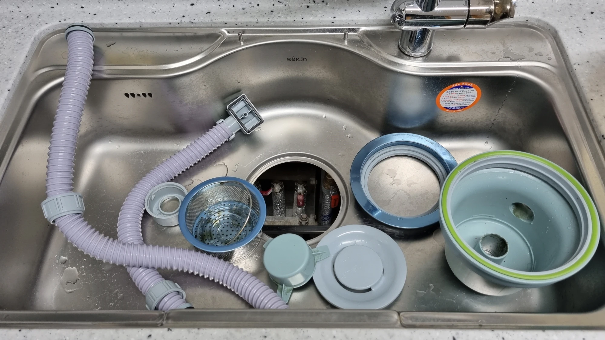 주방 싱크대 배수구 배수관 분해 모습