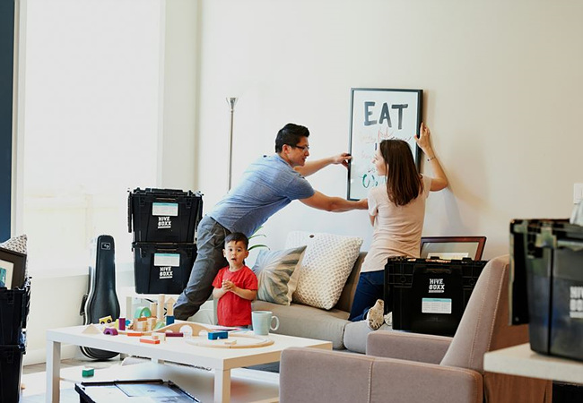 새로운 집에서 이삿짐 정리 사진