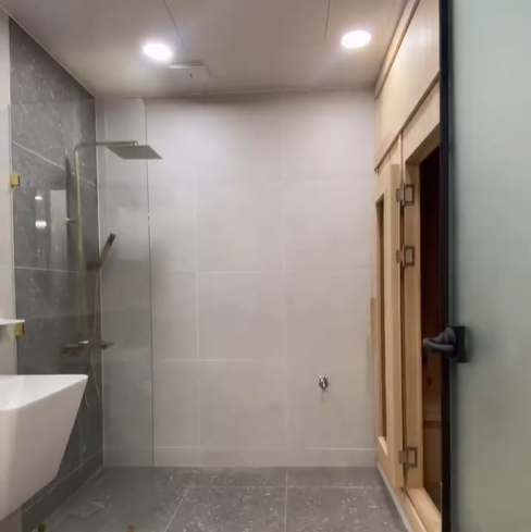 샤워실이 있는 화장실.