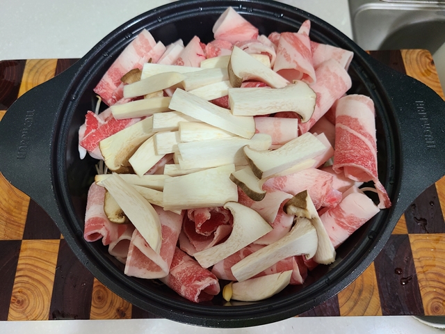 대패삼겹살 위에 올려진 새송이버섯