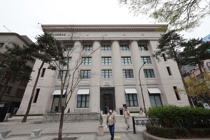 신세계백화점이 옛 제일은행 본점을 매입해 10년간 쇼핑과 문화의 복합 공간으로 공들여 단장한 &lsquo;더 헤리티지&rsquo; 전경.