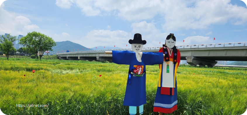 신랑신부 허수아비하고 사진도 많이 찍습니다.