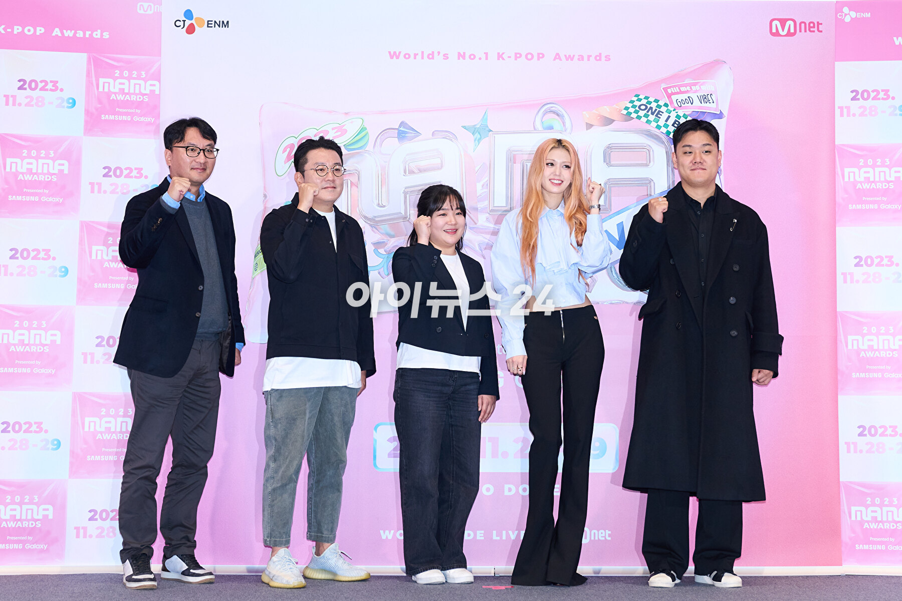 전소미, 박찬욱 Mnet 사업부장, 이영주PD, 신유선PD, 이선형 컨벤션콘텐츠기획팀장이 8일 서울 강남구 논현동 SJ쿤스트할레에서 열린 '2023 MAMA AWARDS MEDIA DAY'에서 포즈를 취하고 있다. [사진=Mnet]