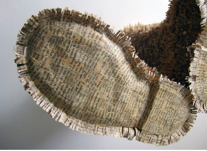 빈티지 책 찢어 일상적 작품 만드는 예술가 VIDEO: Cecilia levy creates sculptures of everyday objects using torn pages from vintage books art 77 shares connections: +430