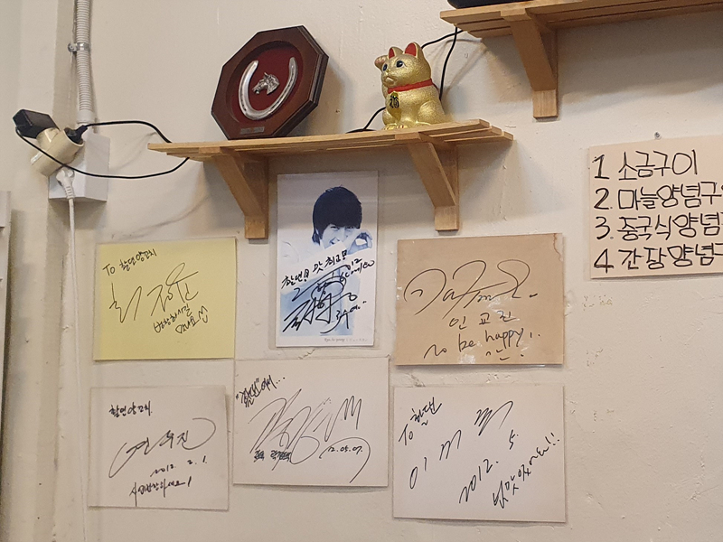 벽면에-붙은-싸인들