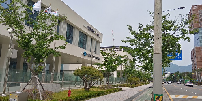 역사-앞-서울-창업-허브-아우르네