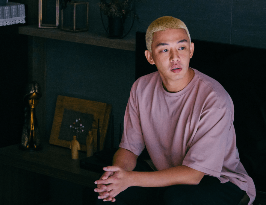 소파에-앉아-있는-준우