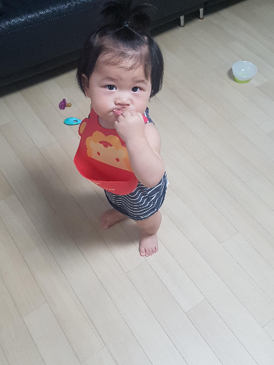 장판에서 뛰어 놀고 있는 아기