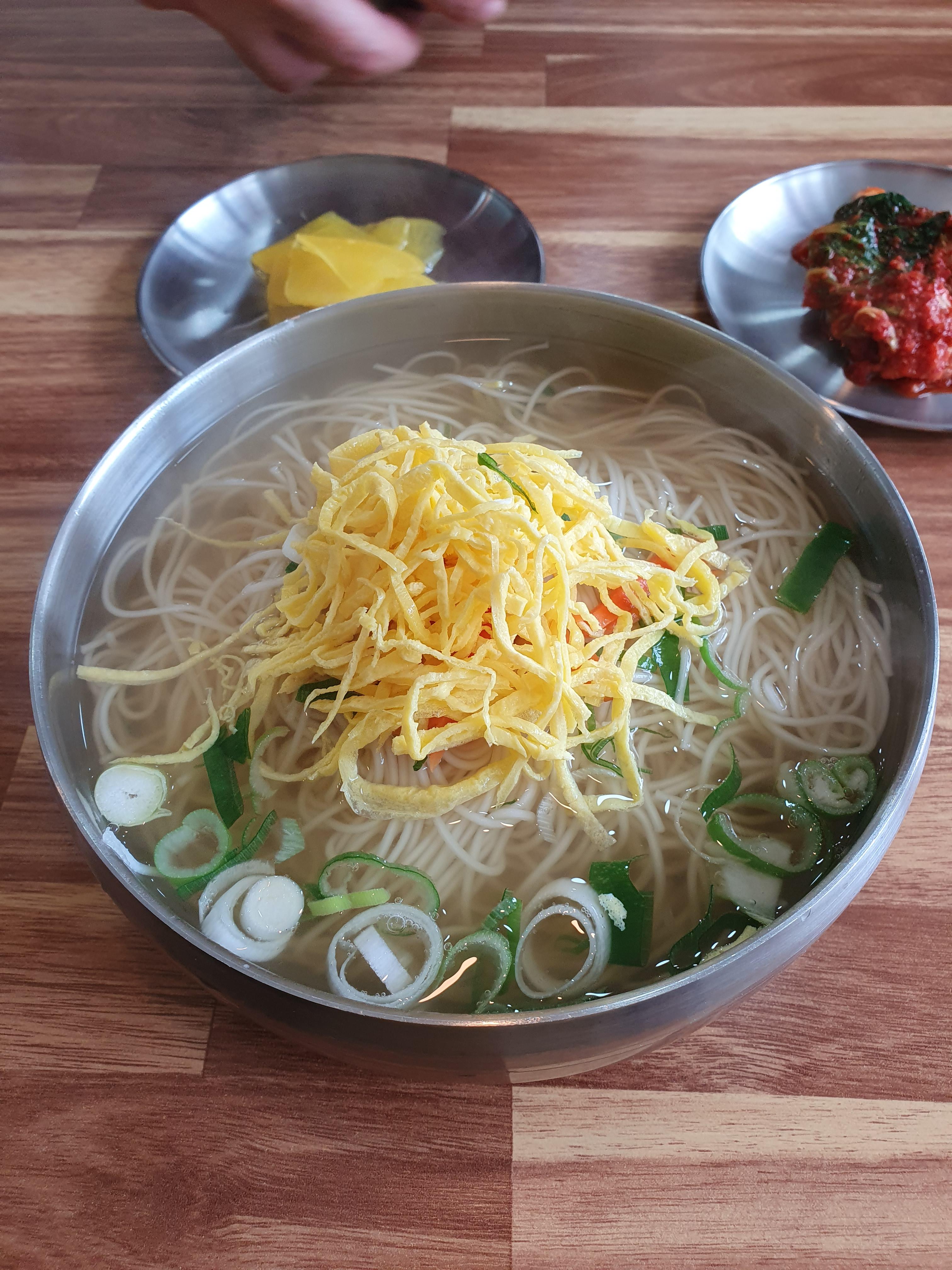 한민시장 국수머꼬 전머꼬 잔치국수 곱배기 계란지단이 많이 올라가서 좋다.