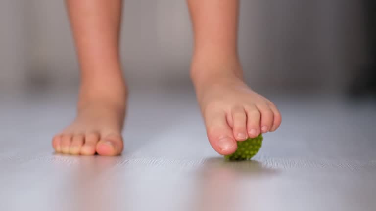 발바닥 마사지와 스트레칭 테니스공이나 골프공으로 발바닥을 부드럽게 굴려 마사지하면 혈류 개선과 근육 이완에 도움